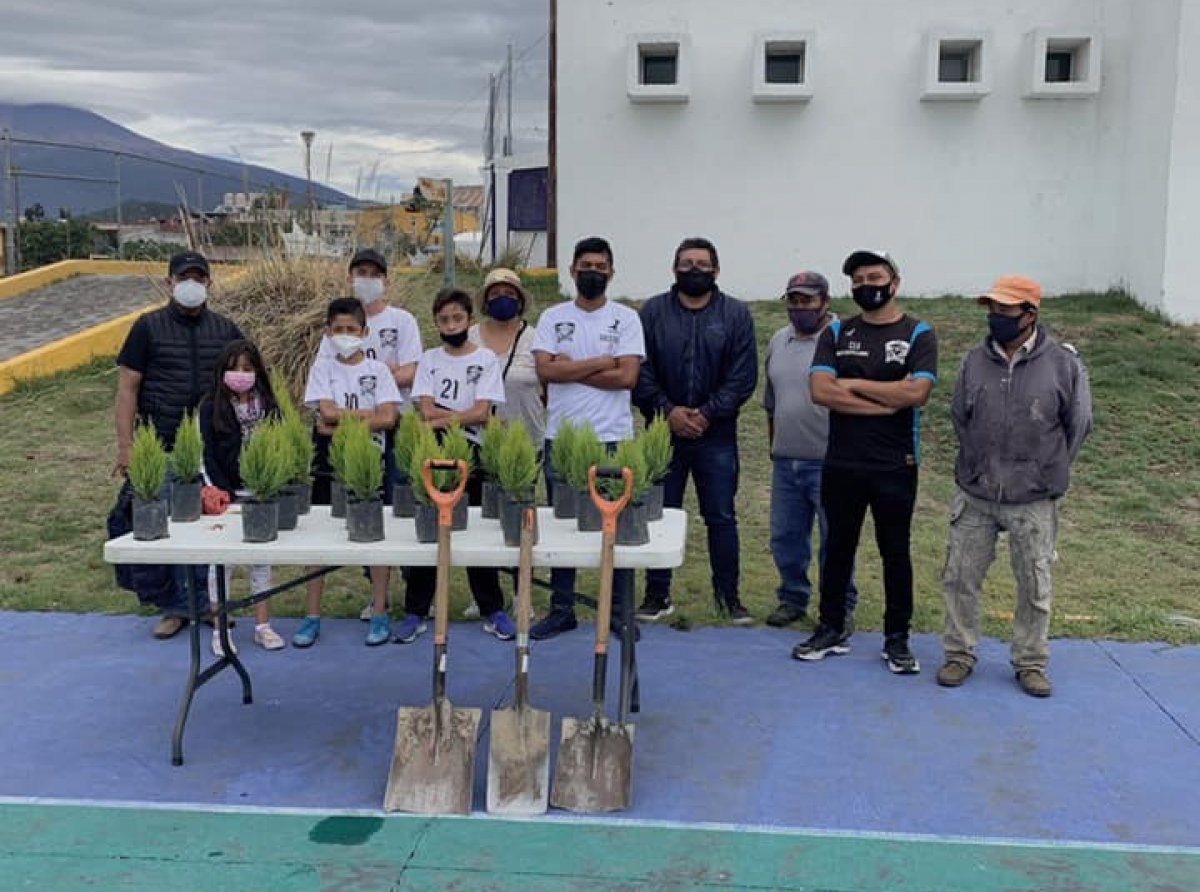 Club Águilas de Atlixco dona 20 arbolitos que se sembraron en la unidad deportiva norte